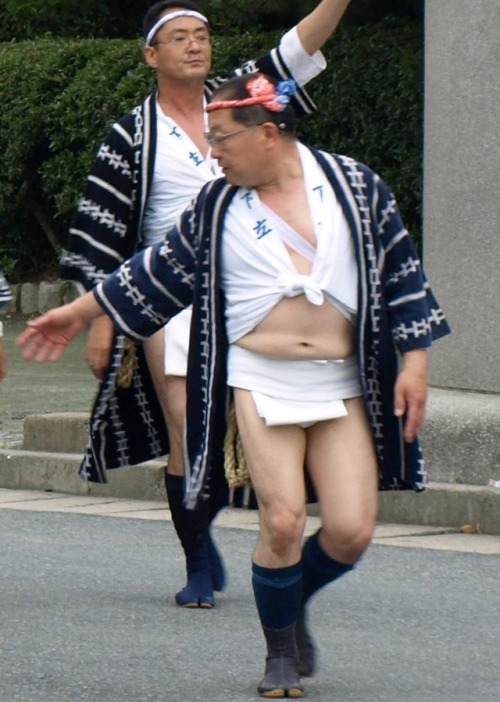 zurumukechinpolove: fareastsnowbear: 山笠親父素敵なお腹 熟した男たちの腹って、どうしてこんなに卑猥なんだろう？