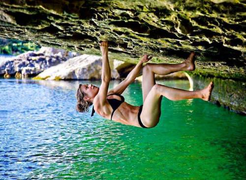 Rannveig Aamodt crushing The Acid Test, an awesome V7 roof climb above a beautiful swimming hole in 