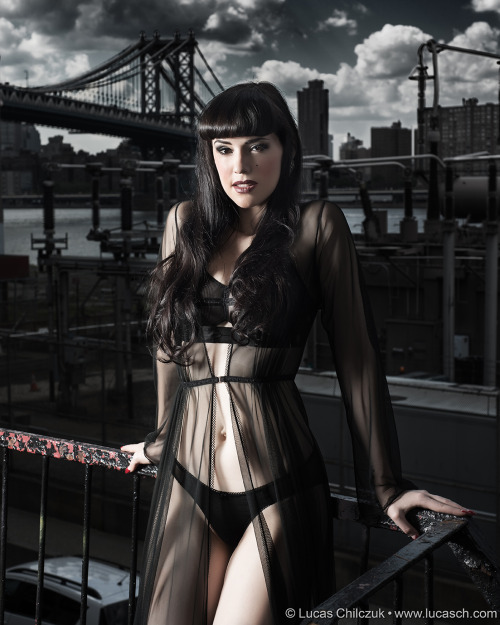 lucaschphoto: Hazel Honeysuckle in front of the Manhattan Bridge. Photgraph © Lucas Chilczuk &b