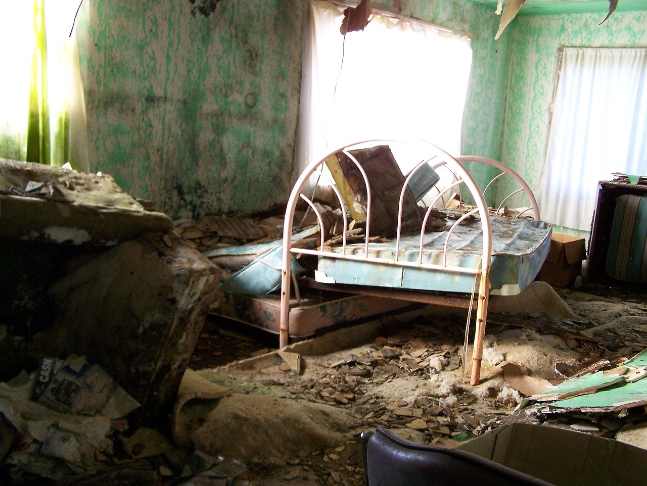 heck-yeah-old-tech: The livingroom of an abandoned house, which was demolished in