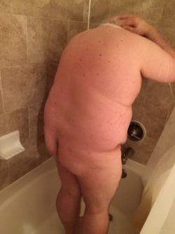 cubdar:  extra-ordinary-men:  14x28:  The adventures of my showering bf.  Also, we ran out of clean towels so he had to use a hand towel.  So cute!  Just gorgeous