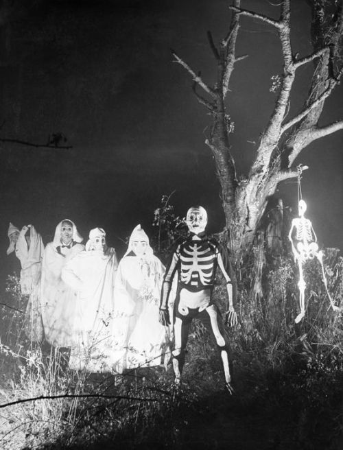 autumnsredglaze:Halloween 1938. Talk about NIGHTMARE FUEL! 