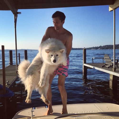 skookumthesamoyed:  Area hero carries scaredy dog over terrifying six-inch gap between the dock and the boat