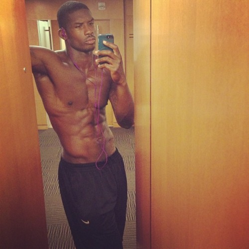 manuponman:  Dan Jennings can get it with his tall sexy chocolate self!