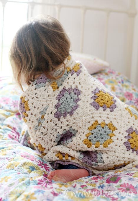 coastalcottage:Gorgeous Granny Square Blanket by Lulu Loves.