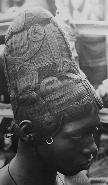 ukpuru:Young married woman from Achalla Awka wearing a wig, north-central Igbo area, Nigeria. Photo: