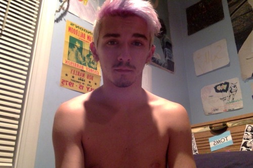 purrrrfecti0n:I’ve been too lazy to shave for a few days but idk I kinda like the facial hair. Let me know what you think :)