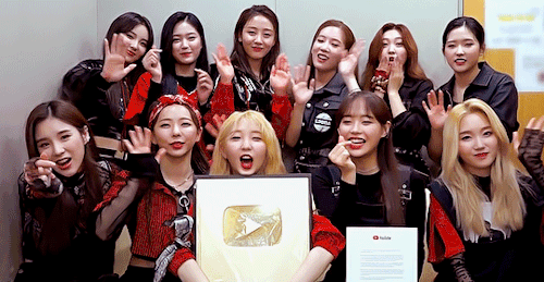 jiwoo:loona and their gold play button!!