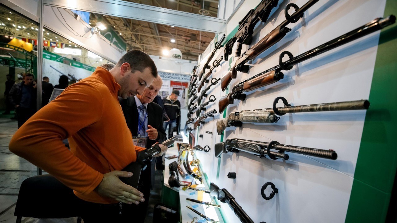 ARMAS Y SEGURIDAD. En la XIV Exposición Internacional Especializada, que tiene lugar en Kiev, se presentan muestras de armamento moderno y equipo militar de fabricantes ucranianos y extranjeros, en particular de Europa, Asia y América. (REUTERS)
MIRÁ...