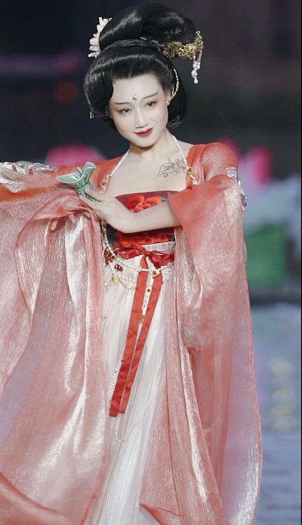 hanfugallery:chinese hanfu in Tang Dynasty style by 子颂东方美学游园惊梦