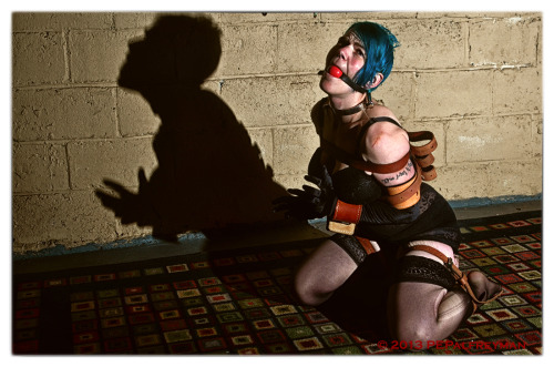 pepalfreyman:Bean, gagged, frogtied in leather and helpless… 