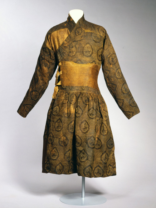 thegentlemanscloset:Silk caftan dating to the first half of the 14th century. It’s amazing to 
