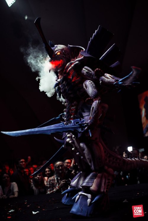 a-40k-author:lossenauro:My cosplay on SwarmLord from Warhammer 40 000. Craft by myself, photo by som