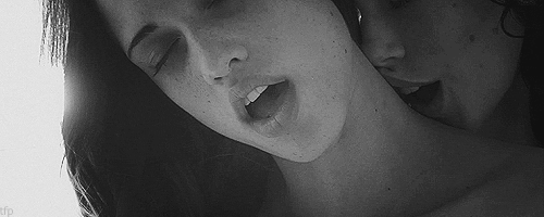 porngifmaniacom:  Gorgeous Naked Babe With Pretty Face