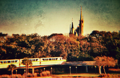 Vintage picture of the Monorail and Cinderella’s Castle.