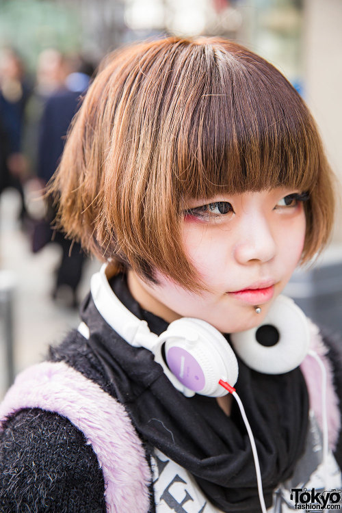 19-year-old High・x・DeeE on the street in Harajuku wearing a Hyper Core top, a Kill Star necklace, a 