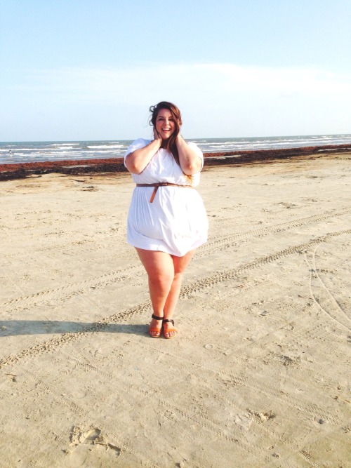 nataliemeansnice:please have these very similar but slightly different buncha pictures of me at the beach being a babe in this oversized asoscurve white tee that i wear as a dress. :)