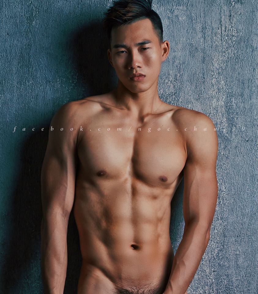 mantop106911:   擁有大巨蟒的越南肌肉男模特別為《型男幫》拍攝全裸寫真集的…