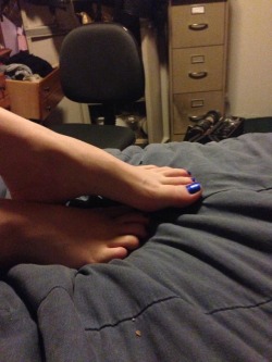 karathefootgoddess:  having some fun with my fresh pedicure with blue toes&lt;3