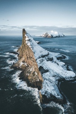 maureen2musings:    Snow covered peaks in the middle of the sea    seffis  