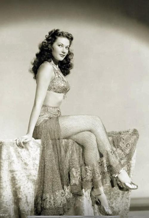 aiiaiiiyo:  Yvonne DeCarlo 1945 at age 23. Lily Munster to y’all youngins Check this blog!