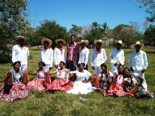 crashntumble:afro-guanaco:Grupo folklorico ‘África en la piel’ de Cuajinicuilapa, Guerrero, MéxicoFo
