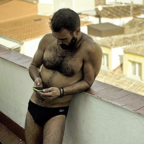 scofflawscallawag2: Checking Grindr woof!