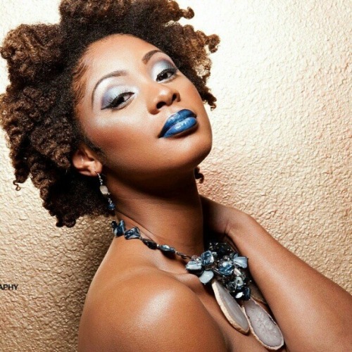 gradientlair:Blue lipstick + beautiful brown skin = WINNING. (I’m gonna try this maybe…)