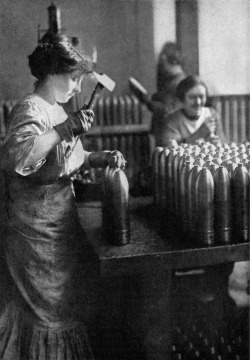 vieuxmetiers:  Femmes françaises travaillant dans une fabrique de munitions en 1917. 