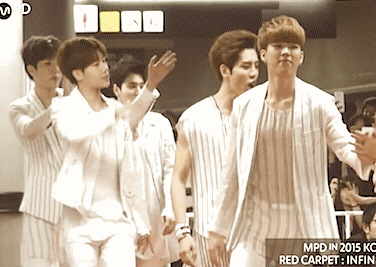 star-hoya: Infinite @ KCON Red Carpet in Japan waving and blowing kisses to you. 