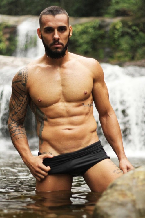 decejossecretos:    DIEGO TAVARES   Diego Tavares é musico do Grupo de Pagode Zona Sul, que em 2010 ganharam o tão concorrido Garagem do Faustão. Por sua beleza se destacar nas horas vagas atua como modelo em sua cidade e regiões. Na pele de um surfista