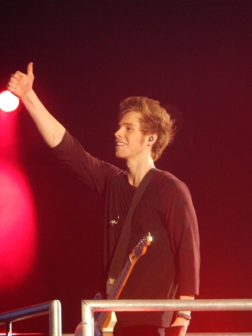 lukeismypenguinn:  This shirt on Luke though. 