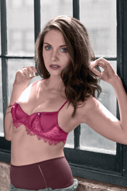 Sexyandfamous:  Alison Brie