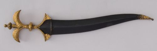 art-of-swords:Chilanum Dagger with SheathDated: 18th centuryCulture: IndianMedium: Iron, gold, leatherMeasurements: H. with sheath 16 3/8 in. (41.6 cm); H. without sheath 15 1/4 in. (38.7 cm); H. of blade 10 13/16 in. (27.5 cm); W. 3 9/16 in. (9 cm);