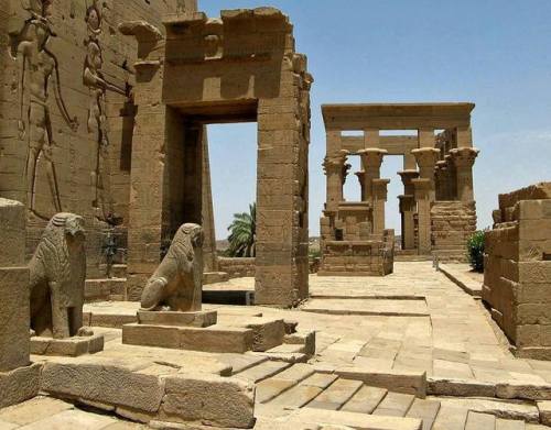 amntenofre:Temple of the Goddess Isis at Philae (now on the Agilkia island):the two protective gua