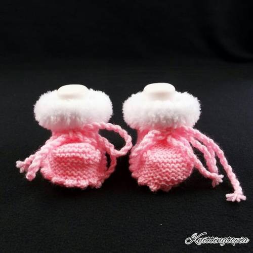 Hand knitted baby girl pink booties with white faux fur trim 0 - 3 months, crib shoes, knitted baby 