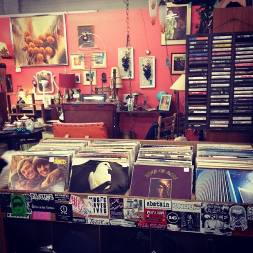 catsaliens:  House of Vintage #pdx #portland #vintage #houseofvintage #hawthorne #records #shopping (at House Of Vintage) 