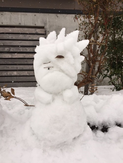 ramenuzumaki:Kakashi and Yamato snowmen!⛄❄ (source)Awwww kakashi!!!