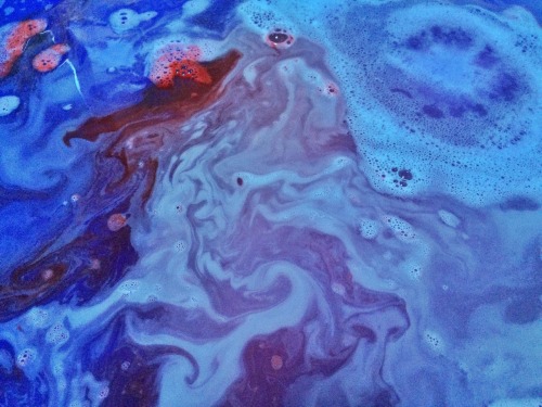 a-majestic-creature:  Beautiful water curiosity of Space Girl Bath bomb by Lush 😍  thelifeofaglasgowgirl.blogspot.co.uk 