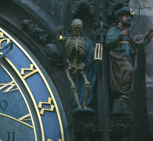 fallbabylon:Astronomical clock with Memento Mori- Prague, Czech Republic 