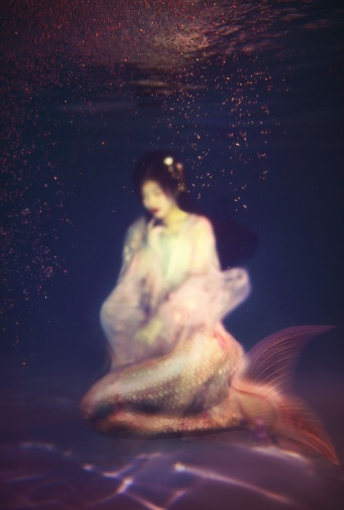 ziseviolet:『水魅』“以情为食，以水为狱。”Ethereal underwater mermaid photoshoot by Chinese photographe