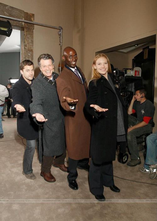 imaginetheimpossibilities11:  #awesome #fringe #cast! <3source: annatorvdaily.com