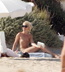 toplessbeachcelebs:  Tamara Beckwith (British TV Star) sunbathing topless (March 2009)