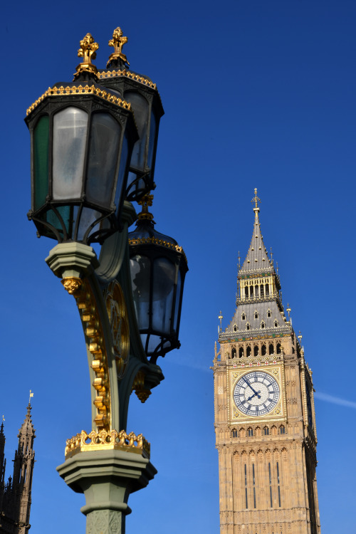 sometimeslondon: The Elizabeth Tower aka Big Ben and a lamp on Westminster Bridge