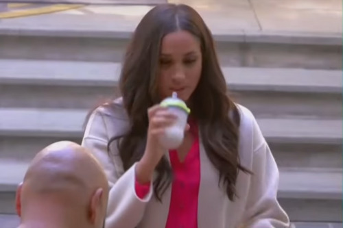 pacigirls: Meghan Markle with her baby bottle. A prank on the Ellen show.