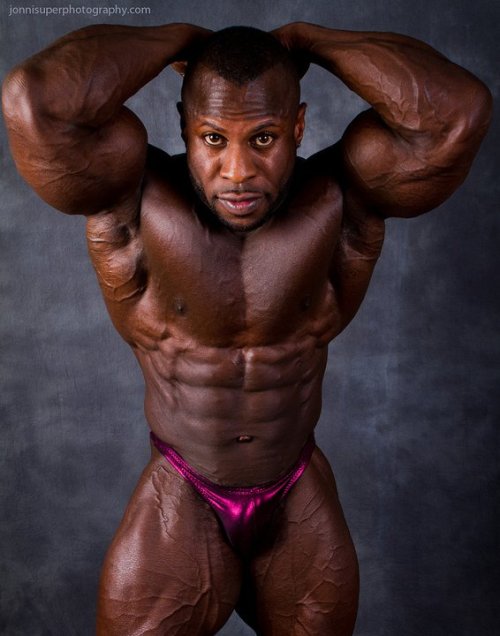 jivvii:  Mboya Edwards  I used to want a brolic physique like this… NOT anymore!