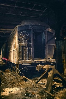 doyoulikevintage:Grand Central’s abandoned Track 61 - When President Franklin Delano Roosevelt was in office, he utilized a secret train line that connected Grand Central to the Waldorf-Astoria. The area even has a huge freight elevator that was used