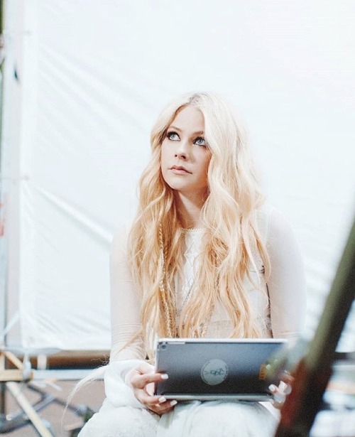 lavigne-network:  NEW   @AvrilLavigne on set of her new music video   ❤️    