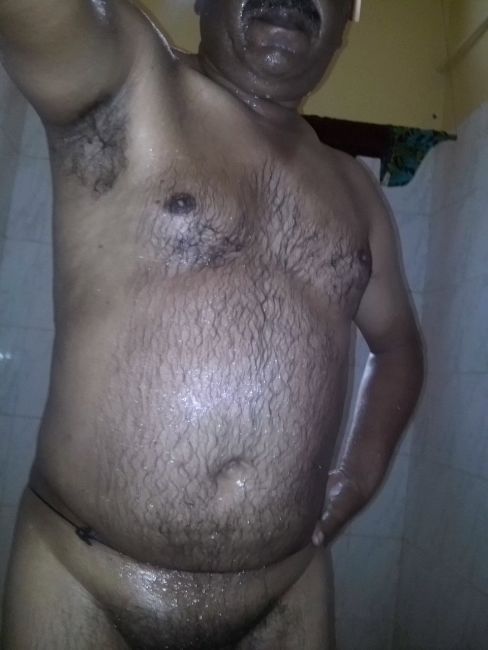 Desi Daddy Tumblr - southasiandaddies: Indian daddy taking selfie while bathing naked. Feel  free to reblog and follow my account if you like this daddy. Tumblr Porn