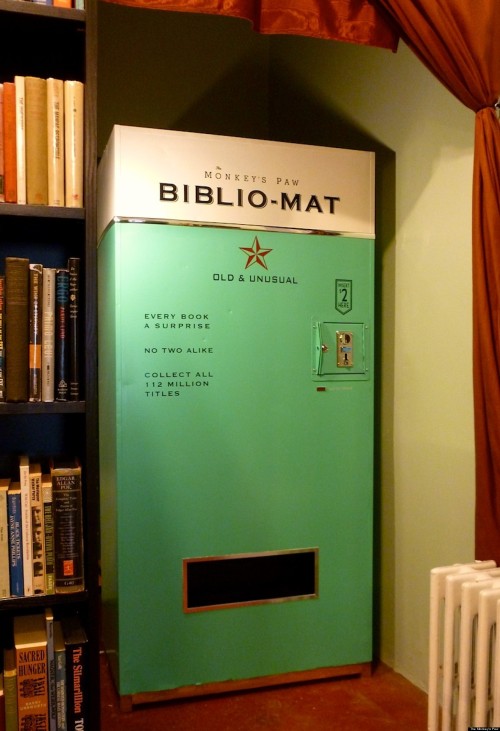 elfyourmother:frantzfandom:dreameaters:stunningpicture:This vending machine dispenses a random book 